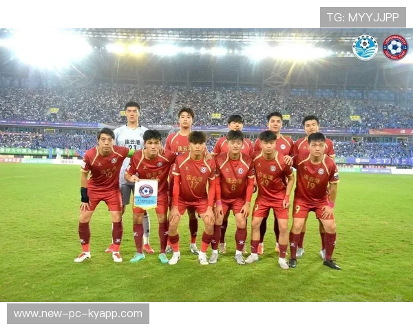 国内职业足球比赛赛程激烈，球员们拼尽全力，职业足球赛事