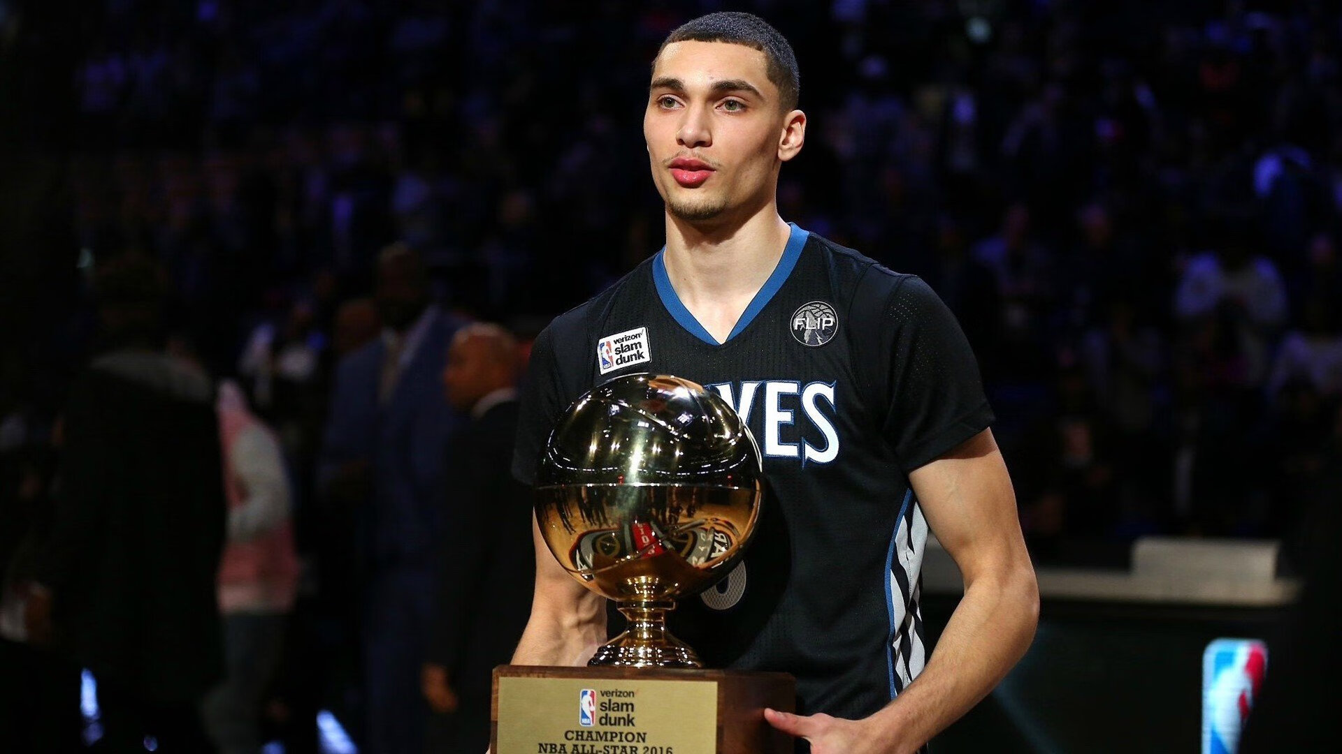 德甲场景再现：逆天长传瞬间点燃球迷热情，德甲球员上演超级神仙球